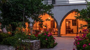 Bagian depan properti - sore/malam