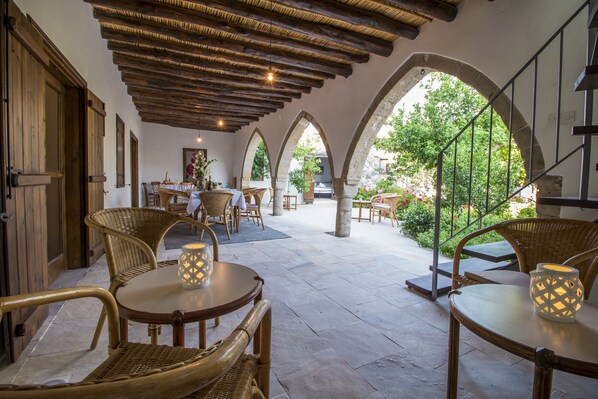 每日供应当地美食早餐(每人 EUR 11)