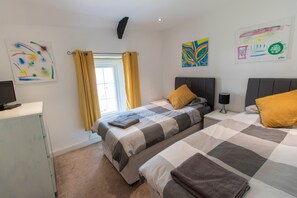 Casa, 3 habitaciones | Espacio para trabajar con laptop, wifi gratis y ropa de cama 