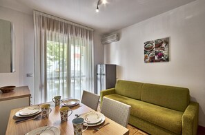 Superior Apartment, 1 Bedroom (5 pax) | Living area | 19-inch flat-screen TV with digital channels, LCD TV - Residence Columbia (San Michele al Tagliamento)