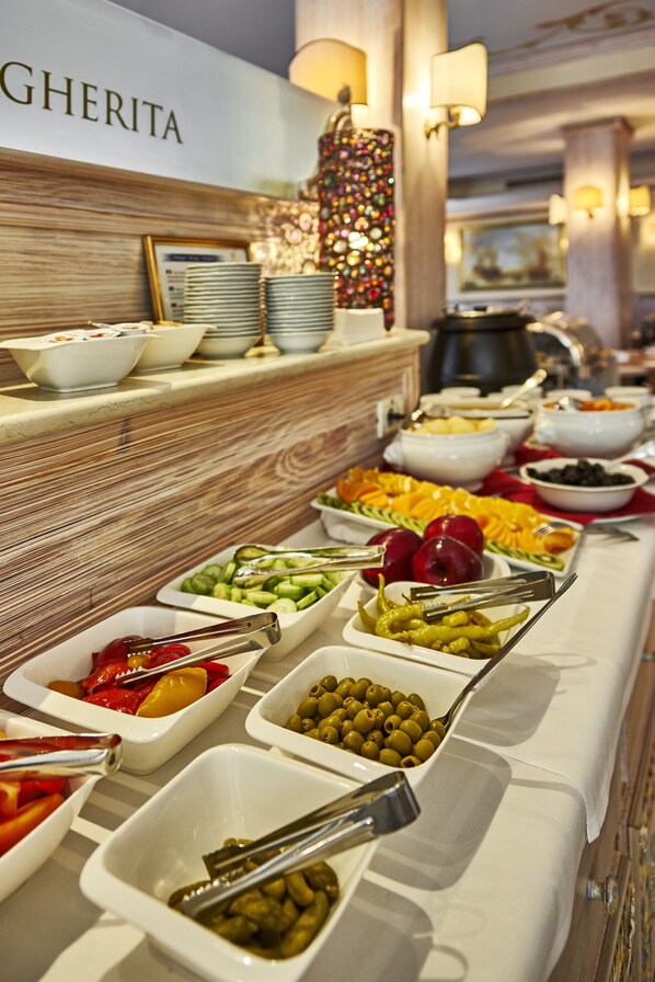 Petit déjeuner continental (20 EUR par personne)