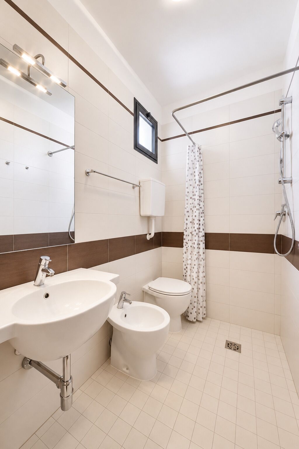 Un baño con lavabo, bidé, inodoro, ducha y espejo.