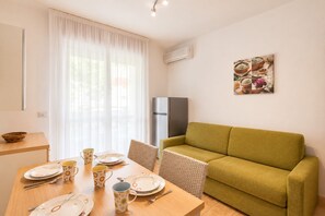 スーペリア アパートメント 1 ベッドルーム (5 pax) | リビング エリア | 19 インチの薄型テレビ (デジタル放送視聴可)、液晶テレビ