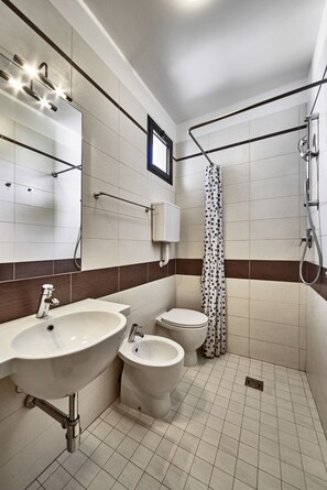 Comfort Apartment, 2 Bedrooms (4 pax) | Bathroom | Shower, bidet - Residence Columbia (San Michele al Tagliamento)