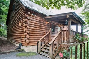 Exterior detail - Bear Pause Cabin is situated on a high ridge overlooking a lush forested valley with panoramic views (Sevierville)