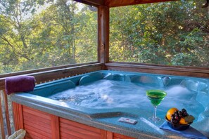 Outdoor spa tub - Southern Comfort is the perfect log cabin for two couples (Sevierville)