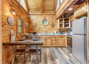 Jääkaappi, mikroaaltouuni, uuni, liesi