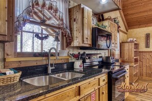 Großer Kühlschrank, Mikrowelle, Ofen, Herdplatte