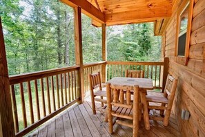 Outdoor dining - Above The Clouds is a perfect Smoky Mountain Getaway for the family or 2 couples! (Sevierville)