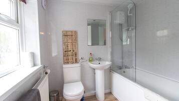 Casa, 3 quartos | Banheiro | Chuveiro/banheira combinados, toalhas de banho