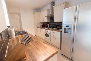 Maison, 3 chambres | Cuisine privée | Réfrigérateur, micro-ondes, four, plaque de cuisson