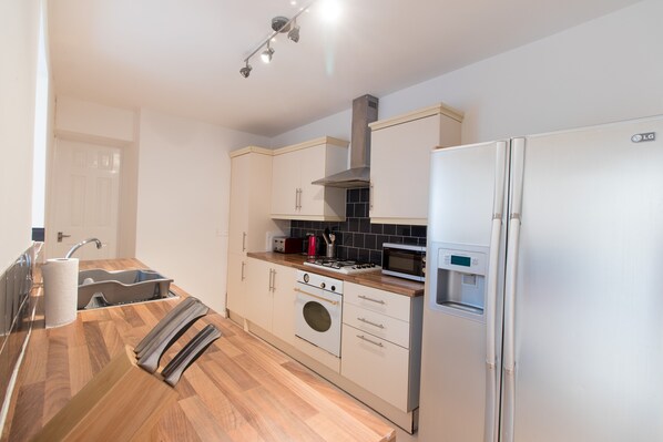 Fridge, microwave, oven, stovetop