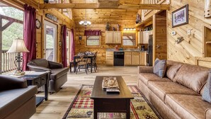 Un interior acogedor de cabaña con sala de estar, comedor y cocina.