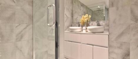 Douche, séchoir à cheveux, serviettes fournies, savon