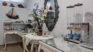 Réfrigérateur, cafetière/bouilloire, bouilloire électrique