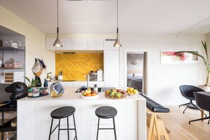 Fridge, oven, dishwasher, coffee/tea maker