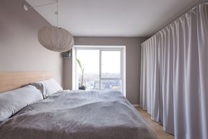 2 bedrooms, iron/ironing board, travel cot, free WiFi