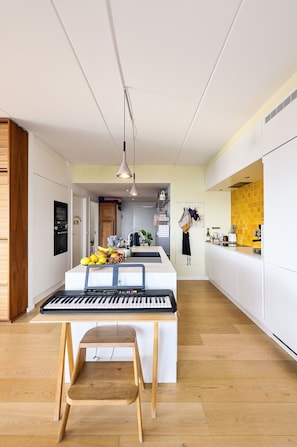 Fridge, oven, dishwasher, coffee/tea maker