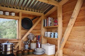 Tenda Mewah (Idris) | Dapur pribadi | Kompor, mesin pembuat kopi/teh, dan peralatan masak/sendok-piring