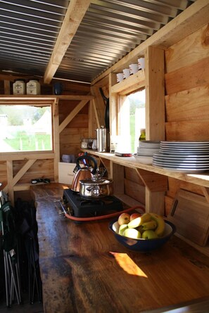 Luksustelttamajoitus (Berwyn, Double Tent) | Yksityinen keittiö | Liesi, kahvin-/teenkeitin, keittoastiat/astiat/ruokailuvälineet