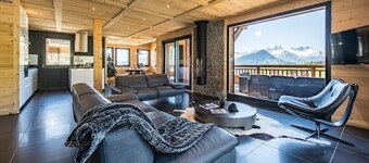 Chalet op de hellingen met zwembad en home theater