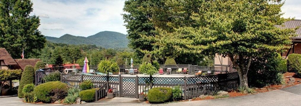 季節性室外游泳池，開放時間為 08:00 至 22:00，提供泳池遮陽傘和日光浴躺椅