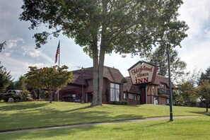 Front of property - Highland Manor Inn (Townsend)