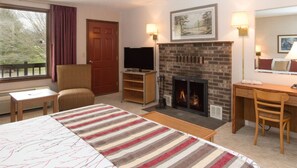King Leisure Suite with Fireplace - Highland Manor Inn (Townsend)