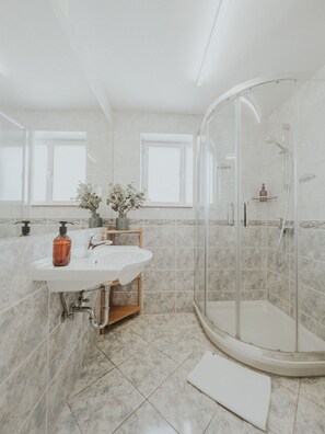 Dusche, Haartrockner, Handtücher, Seife
