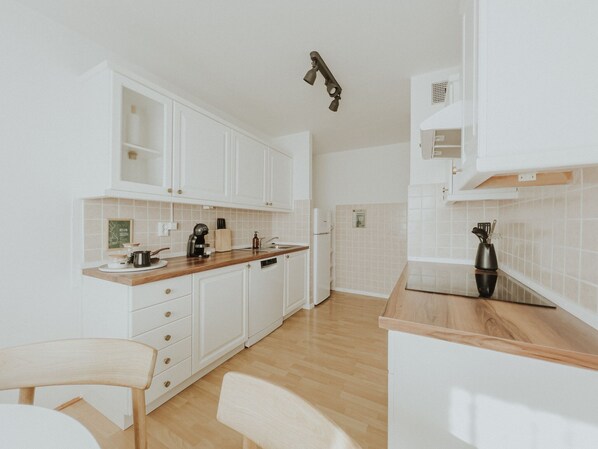 Fridge, oven, stovetop, dishwasher