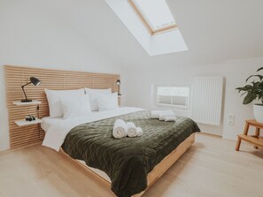 2 chambres, bureau, chambres insonorisées, fer et planche à repasser