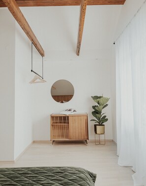 2 chambres, bureau, chambres insonorisées, fer et planche à repasser