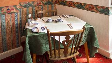 Free daily English breakfast