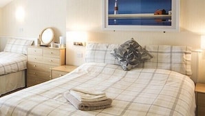 Twin Room | Iron/ironing board (on request), WiFi (free), bed sheets - Belle View (Skegness)