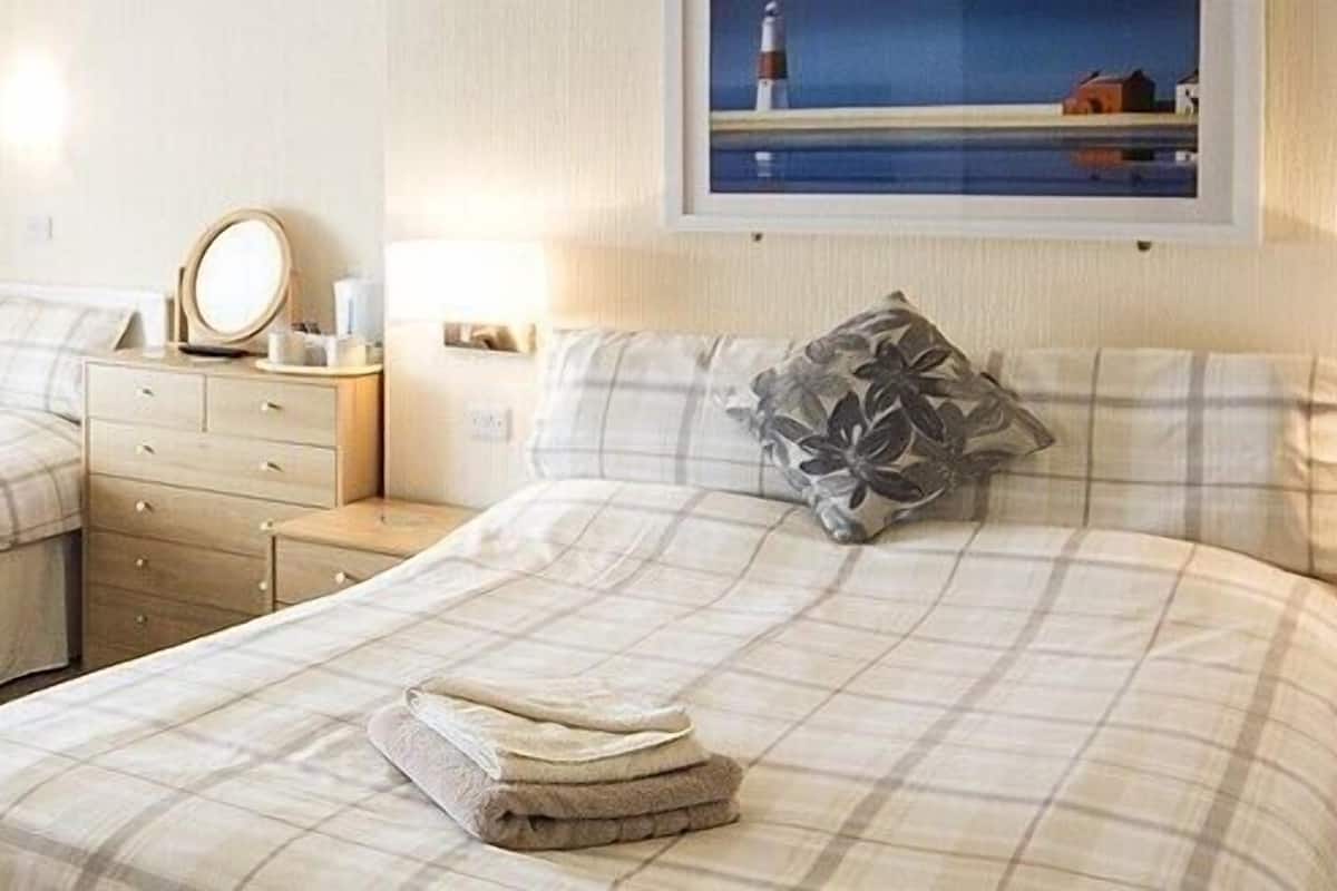 Chambre avec lits jumeaux | Fer et planche à repasser, accès au Wi-Fi (inclus), literie fournie