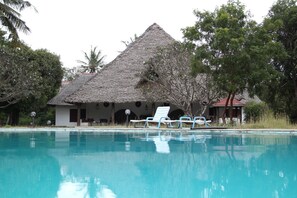 Outdoor pool - Travellers Paradise Diani - Hostel (Diani Beach)
