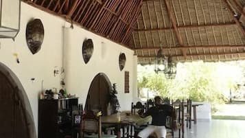 Se ofrece un desayuno inglés (500 USD por persona)