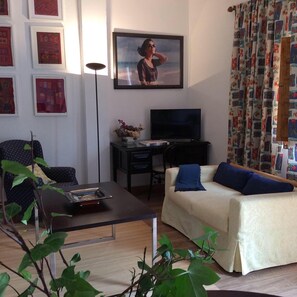 Téléviseur connecté, table de ping-pong, livres