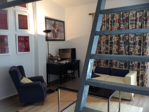 Téléviseur connecté, table de ping-pong, livres