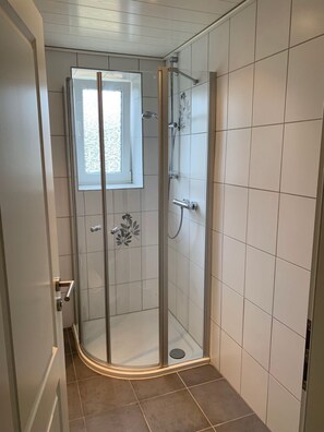 Dusche, Haartrockner, Handtücher, Toilettenpapier