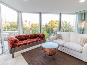 House, 4 Bedrooms | Living room