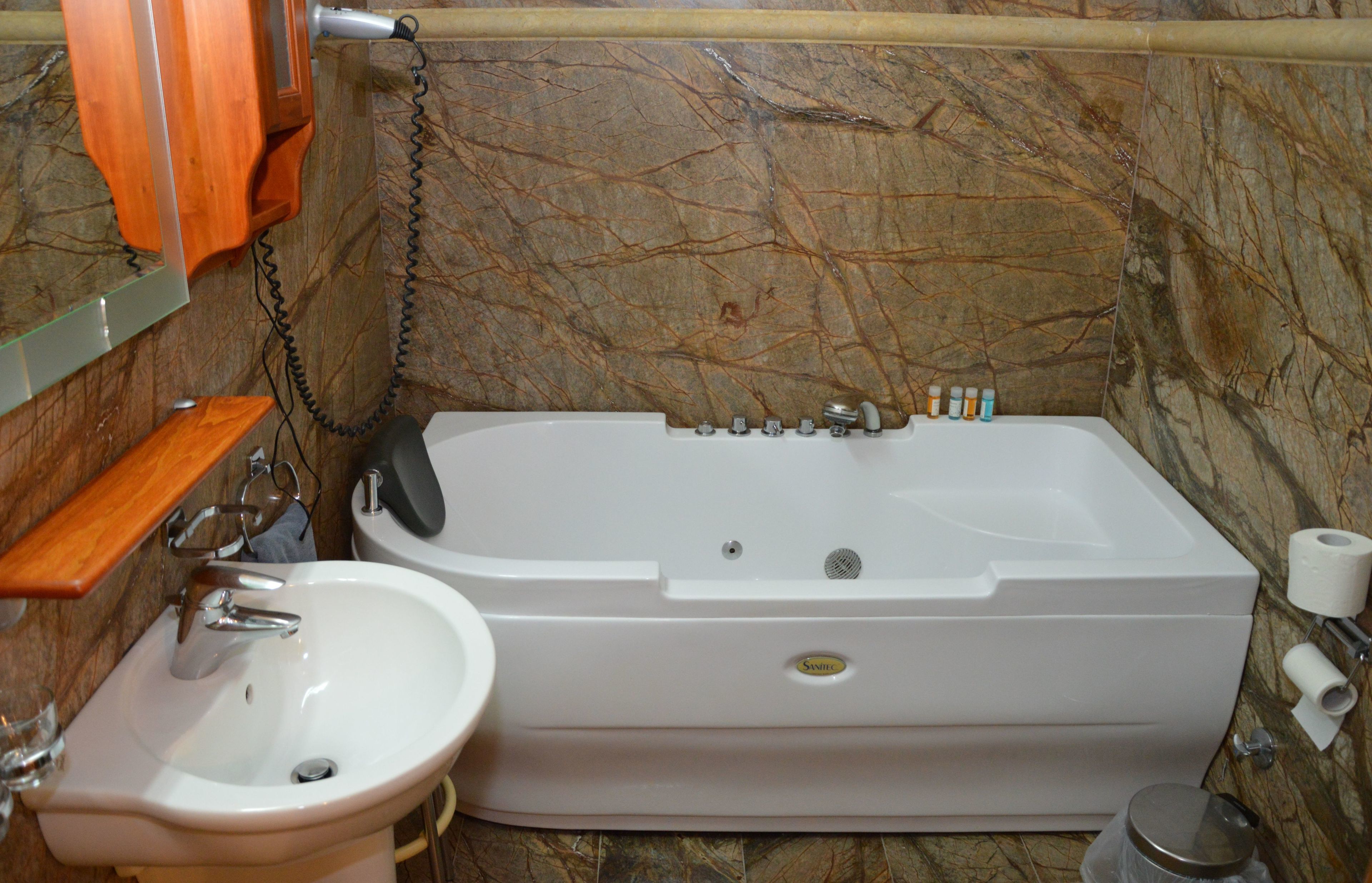 Combined shower/tub, jetted tub, hydromassage showerhead