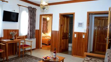 Suite, Jetted Tub | Living area | 32-inch flat-screen TV with digital channels, TV