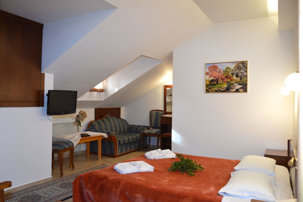 Egyptian cotton sheets, premium bedding, minibar, in-room safe