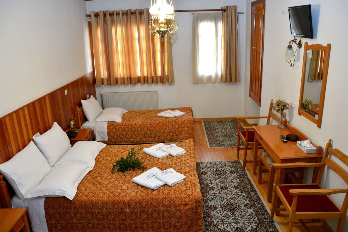 Chambre quadruple, baignoire à jets | Draps en coton égyptien, literie de qualité, minibar, coffre-fort