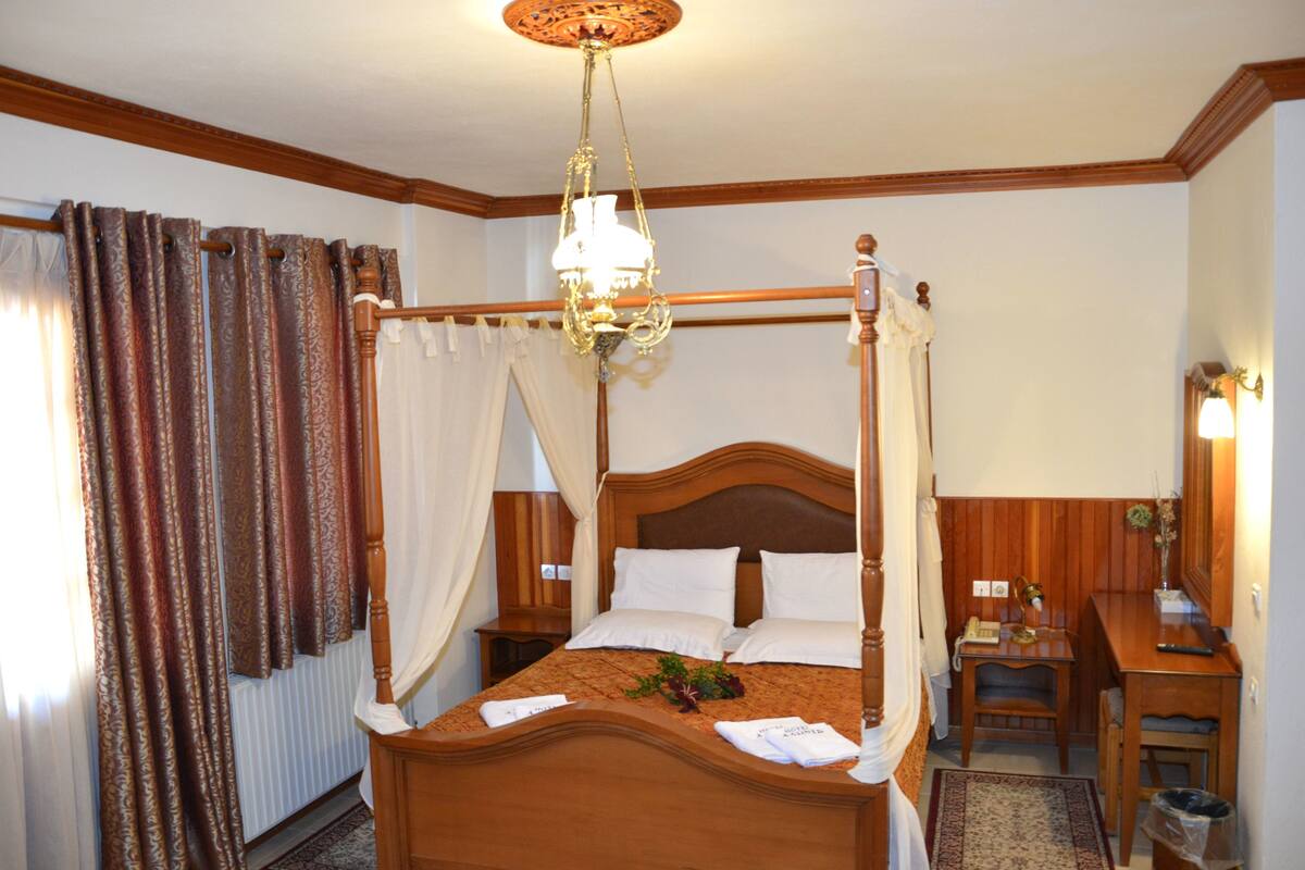 Chambre Deluxe double, baignoire à jets | Draps en coton égyptien, literie de qualité, minibar, coffre-fort