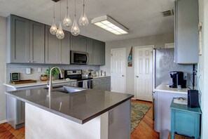 Een koelkast, een magnetron, een oven, een kookplaat