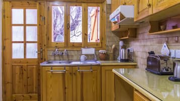 House | Private kitchen | Full-sized fridge, microwave, oven, stovetop
