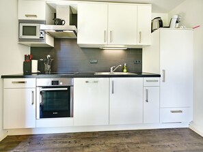 House | Private kitchen | Fridge - Chalet in Reutum With Sauna and Nature (Reutum)