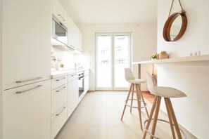 Full-size fridge, microwave, oven, stovetop